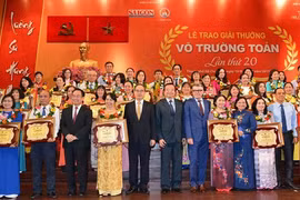 La Journée des enseignants vietnamiens fêtée en grande pompe 