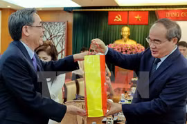 Des dirigeants du Front de la Patrie du Vietnam rencontrent des Viet kieu modèles