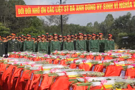 Nghe An : inhumation des restes de soldats tombés au Laos