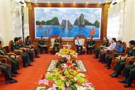 Des officiers cambodgiens visitent la province de Soc Trang