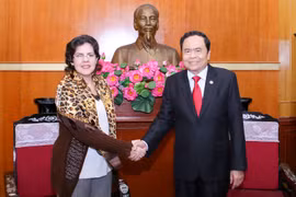 L'ambassadrice de Cuba rend visite au comité central du Front de la Patrie du Vietnam