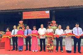 Tablettes en bois de l’école Phuc Giang exposées à Hanoi