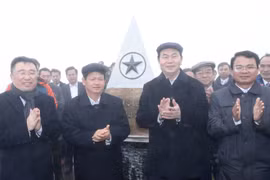 Tran Dai Quang au hissage du drapeau sur le sommet du Fansipan