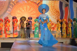 La beauté du « Ao dai » dans un magazine argentin 