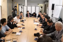 Le vice-président de l’AN Phung Quoc Hien rencontre des Vietnamiens résidant en France