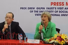 La présidente de Havard rencontre les étudiants de l'Université nationale de Ho Chi Minh-Ville