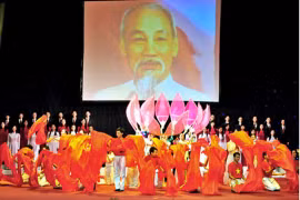 Programme artistique «Vietnam rayonnant» en l’honneur de la Fête nationale
