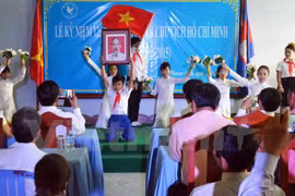 Le 125e anniversaire de la naissance du Président Ho Chi Minh est célébré au Cambodge. Photo: VNA