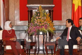 Le président vietnamien Truong Tan Sang (droite) reçoit la présidente du Parlement singapourien, Halima Yacob, en visite officielle au Vietnam. (Source : VNA)