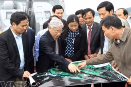 Le secrétaire du PCV lors d’une inspection sur le terrain du projet de «Zone administrative -économique spéciale de Vân Dôn ». (Photo: Tri Dung/VNA) 