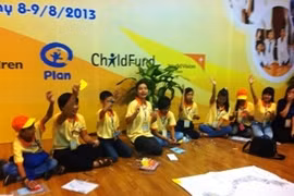 Les enfants participent aux discussions lors du Forum national des enfants 2013. (Photo: Hong Kieu/VNA)