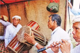 Le tambour Gineng et la flûte saranai, deux instruments indispensables lors des fêtes des Cham. (Source : VNA)