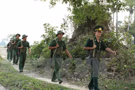 Ces deux dernières années, les provinces frontalières du Vietnam et du Cambodge ont coopéré pour traiter des problèmes émergents, pour lutter contre la contrebande transnationale et les actes hostiles visant à saper la solidarité et l'amitié entre les deu