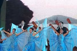 Le spectacle artistique au carnaval Hạ Long 2013. (Photo: Quoc Khanh/VNA)
