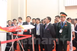 La délégation militaire de haut rang du Vietnam visite des stands de l'exposition maritime et aérospatiale internationale de Langkawi. Photo: VNA
