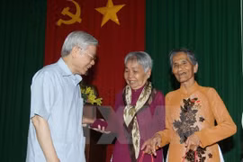 Le chef du Parti communiste vietnamien Nguyen Phu Trong remet des cadeaux à des Mères héroïnes dans la commune de Ngoc To, district de My Xuyen. (Source : VNA)