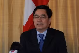 Le ministre de l'Agriculture et du Développement rural, Cao Duc Phat, réponde à l'interview de correspondants. (photo: Hoàng Long/AVI)