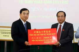 Le représentant de l'ambassade de Chine a remis l'enveloppe de 30.000 USD à la Croix-Rouge du Vietnam. (Photo: Quy Trung/AVI)