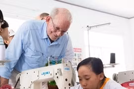 Le directeur exécutif de l'UNICEF Anthony Lake visite le Centre de soins des enfants handicapés de Da Nang. (Source: UNICEF) 