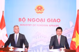 Le vice-Premier ministre et ministre des Affaires étrangères Pham Binh Minh (Droite) et le conseiller fédéral en charge des Affaires étrangères de la Suisse, Didier Burkhalter. 