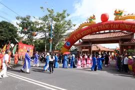 La procession est arrivée au mausolée de la maison communale Thang Tam. Photo : VNA