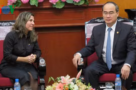 Le président du Comité central du Front de la Patrie du Vietnam Nguyen Thien Nhan et Mme Kenia Serrano Puig, présidente de l'Institut cubain d'amitié avec les peuples. Source de photo/VOV