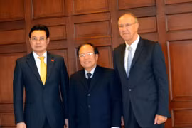 L'ambassadeur Nguyen Trung Thanh (gauche). Source: VNA
