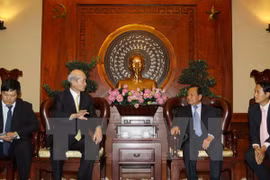 Lecrétaire du Comité municipal du Parti de Ho Chi Minh-Ville Le Thanh Hai et le président du groupe japonais de construction Shimizu, Yoichi Miyamoto.