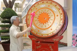 Le secrétaire général du Parti communiste du Vietnam, M. Nguyen Phu Trong, a assisté le 4 septembre à la cérémonie de rentrée des classes du lycée Nguyen Gia Thieu (Hanoi). Photo/VNA