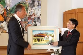 Le dirigeant de ancienne cité de Hoi An, Nguyen Duc Hai offre un cadeau au maire de Wernigerode, Peter Gaffert. Photo : VNA