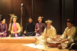 Des chants traditionnels sont interprétés sur scène dans le cadre du programme «Histoire de la musique du Vieux quartier de Hanoi». Photo : CAND
