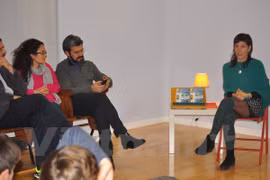Alessandra Chiricosta rencontre les lecteurs lors de la présentation du livre intitulé «Vietnam : mythes et histoires».