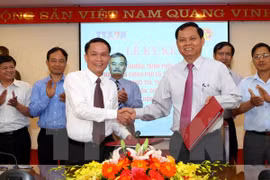 Le directeur général de l'a VNA Nguyen Duc Loi (gauche) et l'inspecteur général du gouvernement Huynh Phong Tranh (droite). Photo: VNA