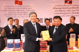 M. Dinh Thê Huynh remet à la partie laotienne une collection d'œuvres de Karl Marx, Engels, Lénine et de Ho Chi Minh (Source: VNA)