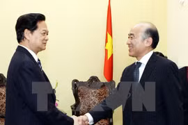 Le Premier ministre Nguyên Tân Dung (gauche) a reçu vendredi à Hanoi le directeur général adjoint du Fonds monétaire international Mitsuhiro Furusawa. (Source : VNA)