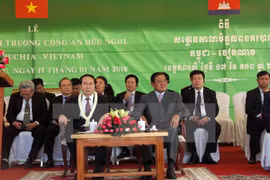 le ministre vietnamien de la Sécurité publique Tran Dai Quang et le vice-Premier ministre et ministre cambodgien de l'Intérieur Sar Kheng à l'inauguration de l'Ecole de la police de l'amitié Cambodge-Vietnam. Source: VNA