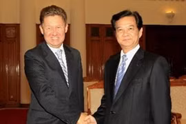 Le Premier ministre Nguyen Tan Dung reçoit le président exécutif du groupe russe Gazprom, Alexei Miller (Photo: Duc Tam/VNA)