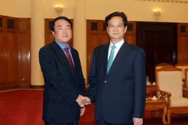 Le Premier ministre Nguyen Tan Dung recoit le président de l'agence de presse sud-coréenne Yonhap, Song Hyun-Seung. (Photo/VNA)