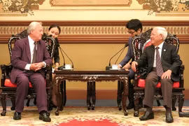 Le président exécutif du Réseau d'amitié Vietnam-Royaume-Uni, Ben Chapman, et le président du Comité populaire municipal Le Hoang Quan. Source: hochiminhcity.gov.vn