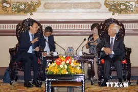 Le président du Comité populaire d'Ho Chi Minh-Ville, Le Hoang Quan et le maire de la ville d'Izumiotsu Haruhiko Ito. Photo : VNA