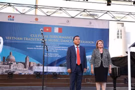 L'ambassadeur du Vietnam en Italie et à Malte, Nguyen Hoang Long et la présidente de Malte, Mme Marie Louise Coleiro Preca. (Source: VNA)