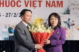 Le directeur général de l'Agence vietnamienne d'information Nguyên Duc Loi et le ministre de la Santé, Mme Nguyên Thi Kim Tiên. (Photo: Duong Giang/AVI)
