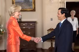 L'ambassadeur du Vietnam, Luong Thanh Nghi et le gouverneur général d'Australie, Mme Quentin Bryce. (Photo : Internet)