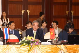 La délégation vietnamienne à l'EAMF-3 était conduite par le vice-ministre des Affaires étrangères, M. Pham Quang Vinh (centre). (Source : VNA)