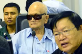 L'idéologue du régime khmer rouge, Nuon Chea (centre), 88 ans, au Tribunal de Phnom Penh, le 17 octobre au Cambodge.