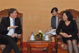 Nguyên Thi Hông, vice-gouverneur de la Banque centrale du Vietnam lors de la rencontre avec le directeur général de l’Euromoney, Tony Shale. Photo: thoibaonganhang.vn 