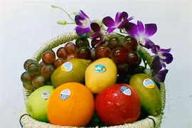 Pour le Têt de la Chèvre, les paniers-cadeaux de fruits et de légumes bios ont la cote. (Source : VNA)