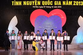 Remise du prix national du volontariat 2013. (Photo: Duong Giang/VNA)