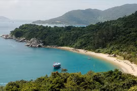  La Réserve maritime de Cù Lao Chàm, relevant de la commune de Tân Hiêp, comprend huit îles. Elle couvre 5000 ha de surface maritime. Photo: VNA