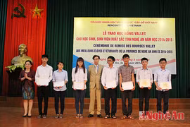 Remise de 145 bourses "Odon Vallet" à Nghe An. (Photo: Journal de Nghe An) 